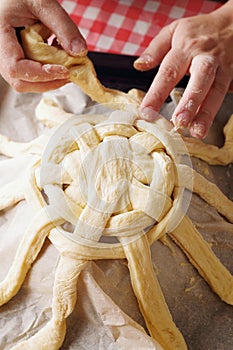 Preparing baking basket from dough