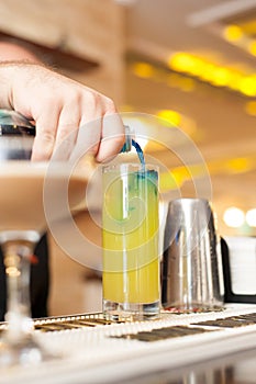 Preparing a cocktail