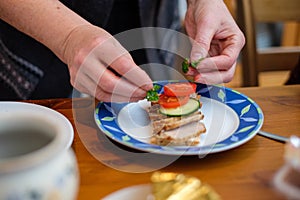 Preparing decorational food with crispbread