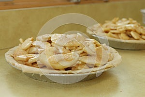 Preparing and making apple pies