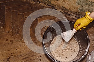 Preparing a mortar plaster stirring mix water consistency emulsion finishing