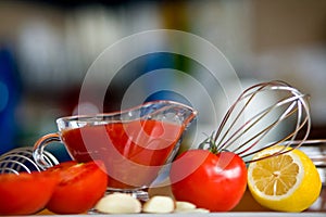 Preparing tomato poignant sauce