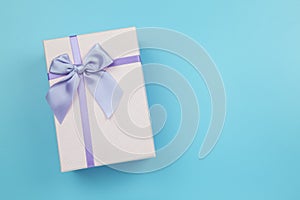 Present box on blue background pastel style copyspace topview fl