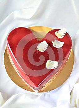 Present cake for those who are in love