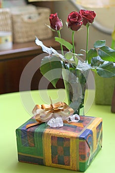 The Present Session, Bouquet of Three Roses with Gift Box