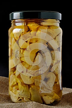 Preserve of artichokes in olive oil