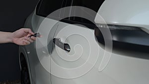 Pressing the button of the car key and the lights blink when door open or closed