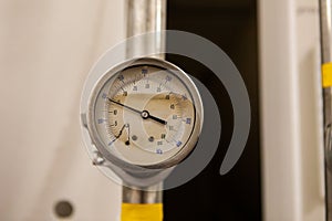 Pressure analogue gauge in psi and kPa