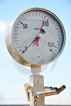 The pressure dial gauge installed on oil line
