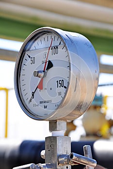 The pressure dial gauge installed on oil line