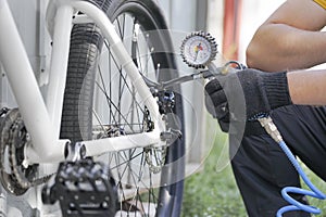 The pressure gauge of the bicycle compressor.