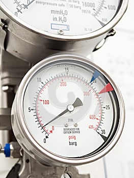 Pressure gauge and level gauge in cryogenic liquid gas supply