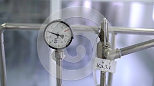 Pressure gauge for measuring the pressure of liquid or gas