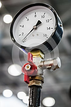 Pressure gauge for measuring water or installed in gas systems