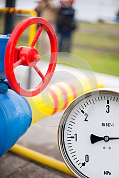 Pressure gauge in oil and gas production process for monitor con