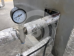 Pressure gauge and thermally insulated pipes on the pipeline