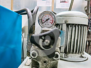 Pressure gauges, hydraulic pumps, industrial machines and stabilize the pressure photo