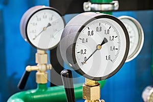 Pressure manometer for measuring installed in water or gas systems