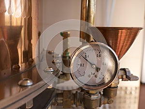 Pressure meter alembic