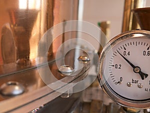 Pressure meter alembic