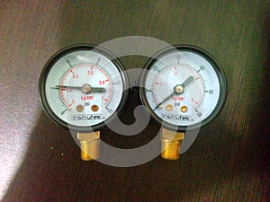 2 pressure meters