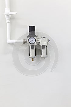 Pressure regulator with a pressure gauge