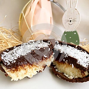 Prestige Easter egg stuffed with cocada and semisweet chocolate ganache and to finish with grated coconut. Cut in half,