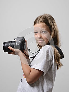 Preteen girl with the slr camera