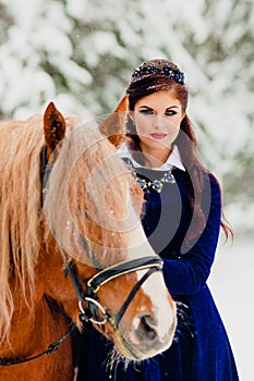 Pretti young model posing with the horse