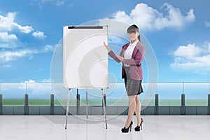 Pretty asian businesswoman showing empty whiteboard