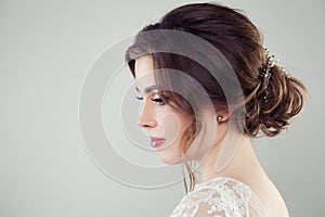 Lindo novia una mujer boda cabello. perlas detallado 
