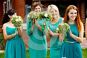 Pretty bridesmaids in mint dresses applaud during the ceremony