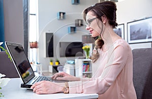 Pretty brunette lady using the laptop