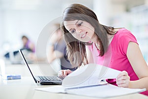 Lindo una mujer alumno computadora portátil a libros 