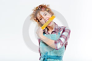 Pretty housewife standing and posing with uncooked spagetti