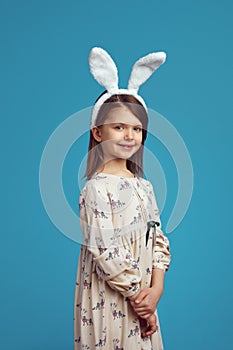 Malý v biely košele a zajačik uši cez modrý 