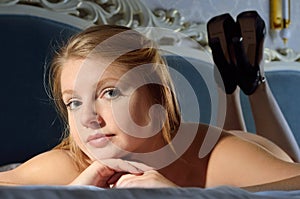 Mujer bonita en una cama 