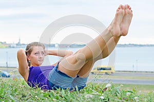 Pretty woman doing exercises for the abs.