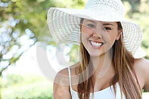 Hezká žena klobouk v parku 