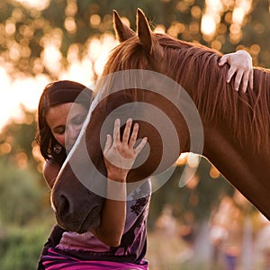 Mujer hermosa es un ella abrazó a besar su lindo un caballo 