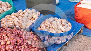 The price of shallots and garlic has soared in the traditional market photo