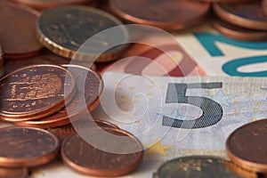 Primer plano de billetes y monedas de centimos usados de euros photo