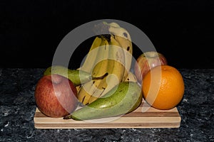 Primer plano de imagen de frutas, plÃÂ¡tanos, manzanas peras y naranja colocadas sobre mesa photo