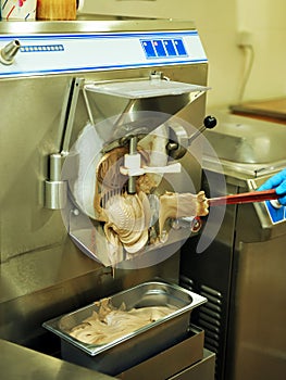 Primer plano de un heladero haciendo helado de chocolate