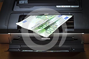 The printer, the lid is open. You see money, euro. There is vignetting