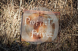 private property on rusty panel , text in french propriete privee traduction in english private property