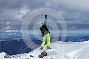 Profesionálny horolezec dosiahol svoj cieľ. Free rider oslavuje na vrchole hory v Nízkych Tatrách na Slovensku. Pojem extrém