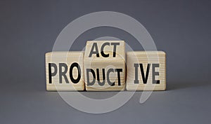 Proaktivní a výrobní. obrátil dřevěný kostky slova výrobní a proaktivní. krásný šedá. obchod 