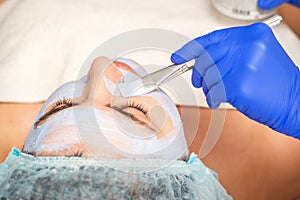 Procedure for applying facial mask