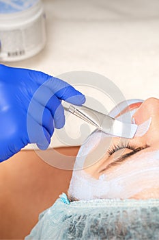 Procedure for applying facial mask